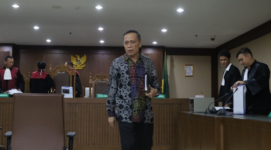 Ekspresi mantan anggota DPR Amin Santono jalani sidang perdana