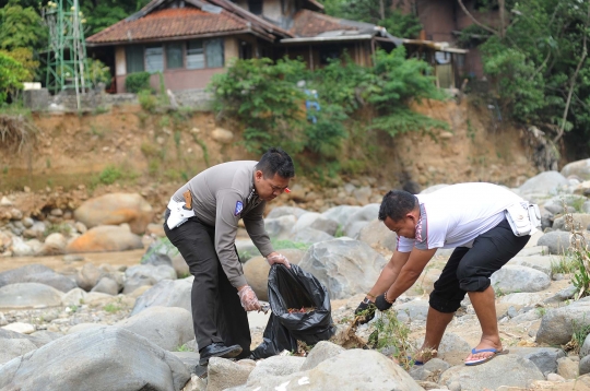 Aksi Polantas berseragam melakukan aksi bersih sungai