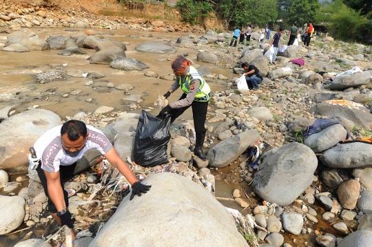 Aksi Polantas berseragam melakukan aksi bersih sungai