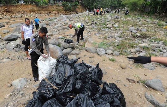 Aksi Polantas berseragam melakukan aksi bersih sungai