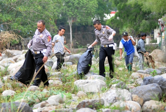 Aksi Polantas berseragam melakukan aksi bersih sungai