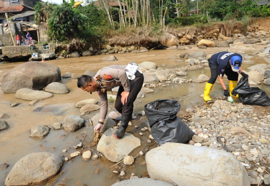 Aksi Polantas berseragam melakukan aksi bersih sungai