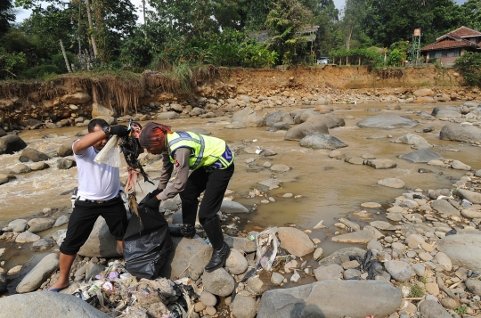 Aksi Polantas berseragam melakukan aksi bersih sungai