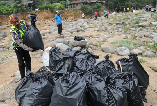 Aksi Polantas berseragam melakukan aksi bersih sungai