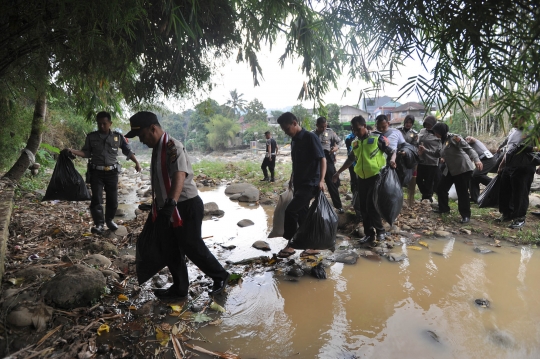 Aksi Polantas berseragam melakukan aksi bersih sungai