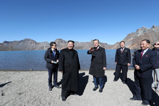 Keakraban Kim Jong-un saat ajak Presiden Korsel Moon Jae-in mendaki Gunung Paektu