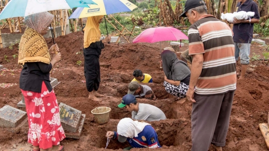 Melihat prosesi pemindahan 525 makam untuk Tol Desari