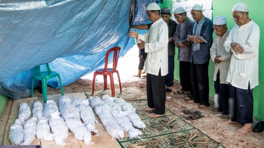 Melihat prosesi pemindahan 525 makam untuk Tol Desari