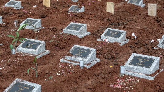Melihat prosesi pemindahan 525 makam untuk Tol Desari