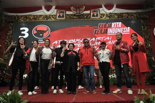 Lewat model, PDIP luncurkan Atribut Milenial