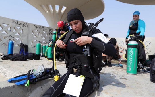 Intip aktivitas wanita Arab Saudi saat belajar menyelam