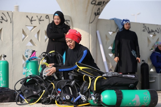 Intip aktivitas wanita Arab Saudi saat belajar menyelam