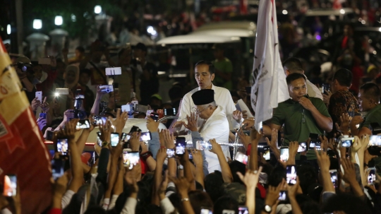 Singgah di Tugu Proklamasi, Jokowi-Maruf disambut relawan