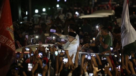 Singgah di Tugu Proklamasi, Jokowi-Maruf disambut relawan