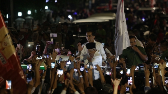 Singgah di Tugu Proklamasi, Jokowi-Maruf disambut relawan