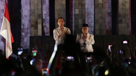 Singgah di Tugu Proklamasi, Jokowi-Maruf disambut relawan