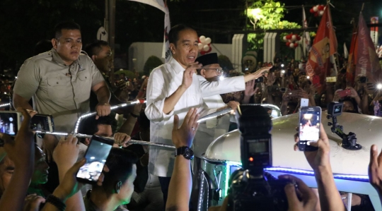 Ribuan pendukung saat lepas Jokowi-Maruf Amin ke Gedung KPU