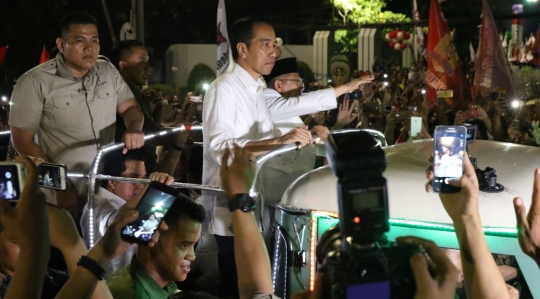 Ribuan pendukung saat lepas Jokowi-Maruf Amin ke Gedung KPU