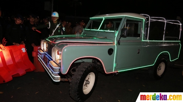 Foto Land Rover jadul yang antar pasangan Jokowi-Maruf 
