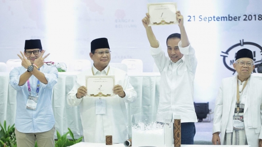 Ekspresi Jokowi dan Prabowo tunjukkan nomor urut peserta Pilpres 2019