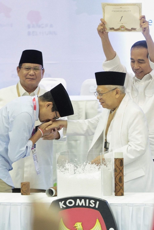 Ekspresi Jokowi dan Prabowo tunjukkan nomor urut peserta Pilpres 2019