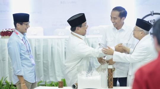 Ekspresi Jokowi dan Prabowo tunjukkan nomor urut peserta Pilpres 2019