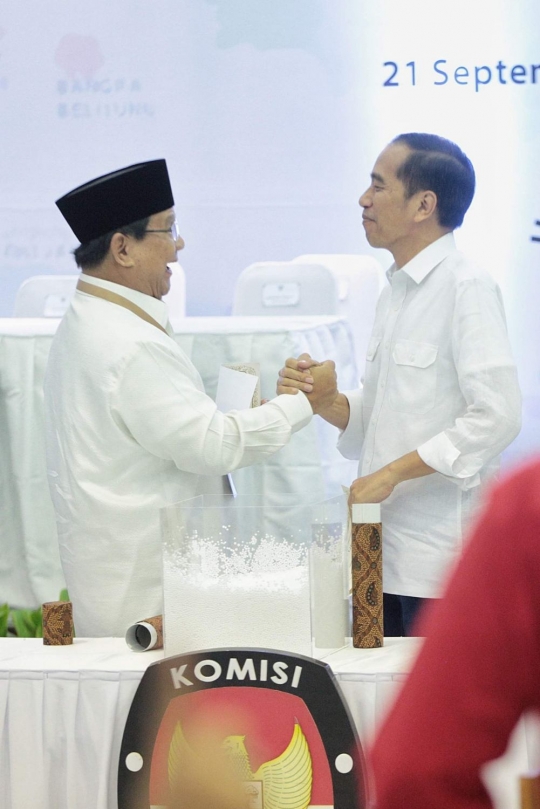 Ekspresi Jokowi dan Prabowo tunjukkan nomor urut peserta Pilpres 2019