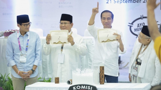 Ekspresi Jokowi dan Prabowo tunjukkan nomor urut peserta Pilpres 2019