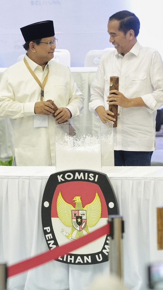 Ekspresi Jokowi dan Prabowo tunjukkan nomor urut peserta Pilpres 2019