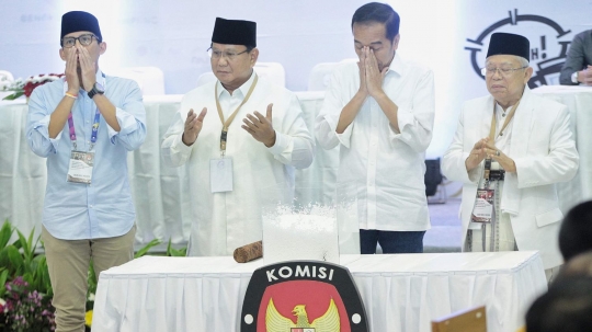 Ekspresi Jokowi dan Prabowo tunjukkan nomor urut peserta Pilpres 2019