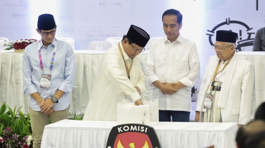 Ekspresi Jokowi dan Prabowo tunjukkan nomor urut peserta Pilpres 2019