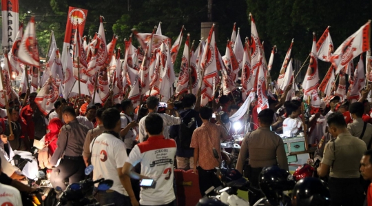 Gelombang pendukung Jokowi-Maruf Amin saat padati Tugu Proklamasi