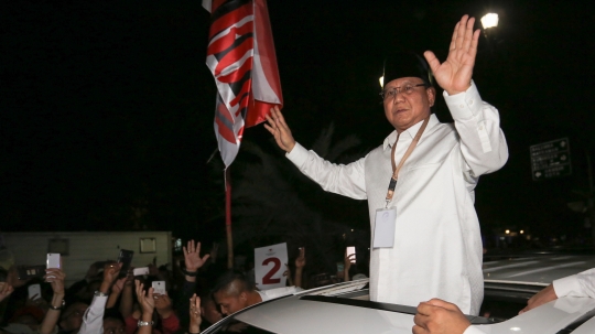 Dari jendela atas mobil, Prabowo salam 2 jari kepada para pendukungnya