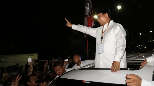 Dari jendela atas mobil, Prabowo salam 2 jari kepada para pendukungnya