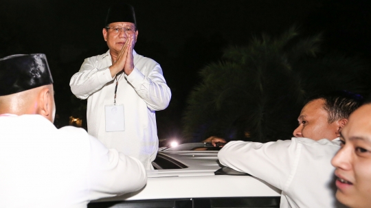 Dari jendela atas mobil, Prabowo salam 2 jari kepada para pendukungnya