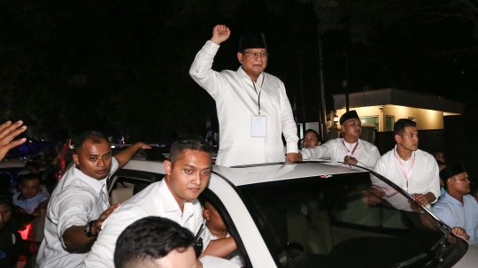 Dari jendela atas mobil, Prabowo salam 2 jari kepada para pendukungnya