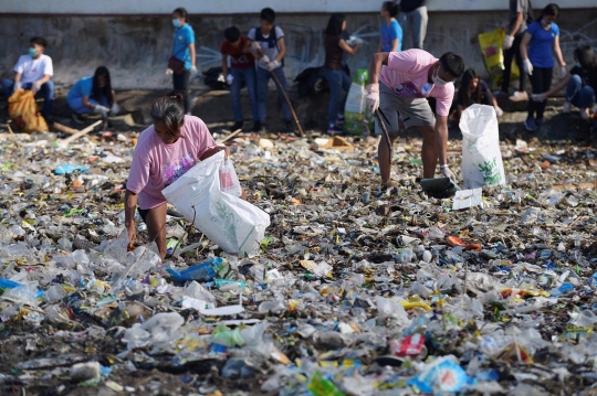 Ratusan relawan bersihkan Teluk Manila dari sampah