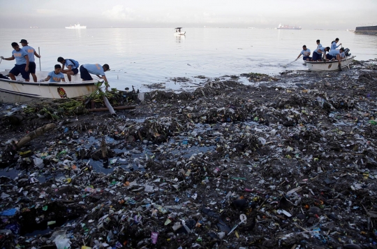 Ratusan relawan bersihkan Teluk Manila dari sampah