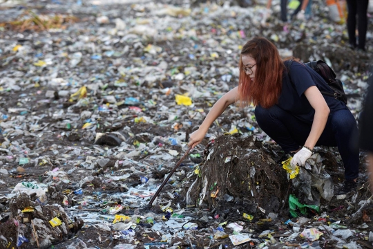 Ratusan relawan bersihkan Teluk Manila dari sampah