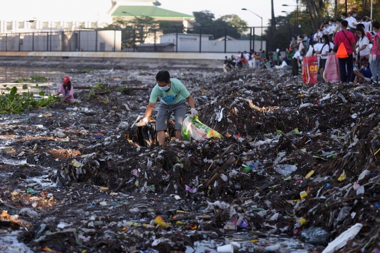 Ratusan relawan bersihkan Teluk Manila dari sampah