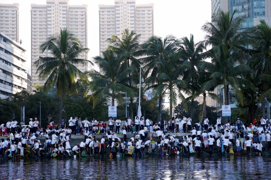 Ratusan relawan bersihkan Teluk Manila dari sampah