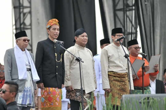 Gandengan erat Jokowi dan Prabowo saat Deklarasi Kampanye Damai