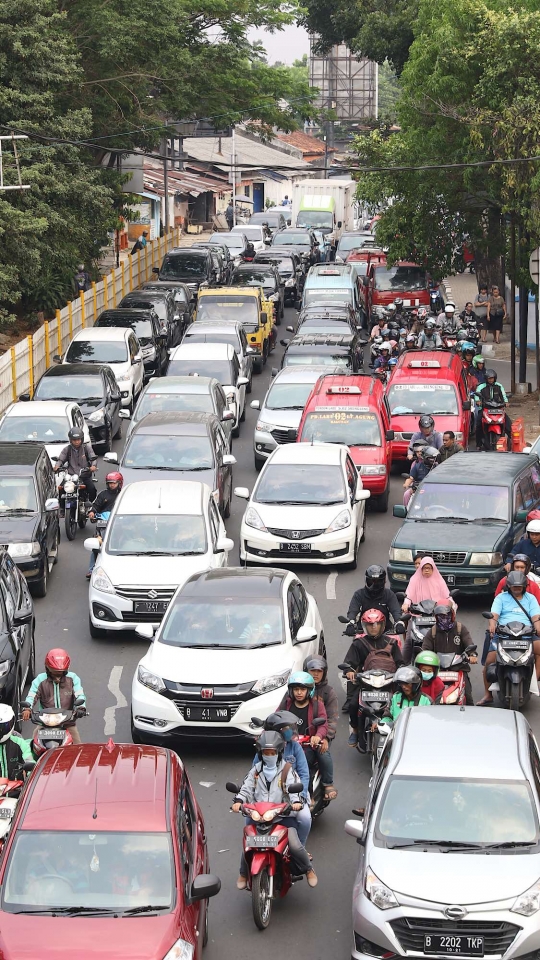 Angkot ngetem jadi biang kemacetan di Lenteng Agung