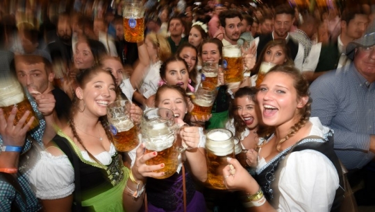 Gadis-gadis cantik hiasi pembukaan Oktoberfest ke-185