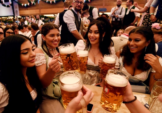 Gadis-gadis cantik hiasi pembukaan Oktoberfest ke-185