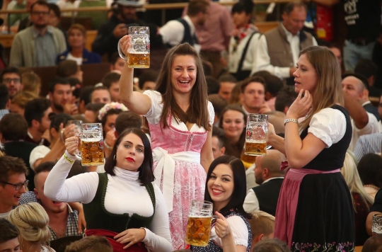 Gadis-gadis cantik hiasi pembukaan Oktoberfest ke-185