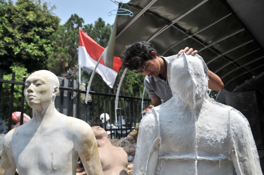 Melihat pembuatan boneka pengganti stuntman