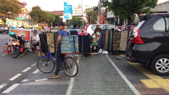 Potret trotoar Jatinegara yang dikuasai PKL dan parkir liar