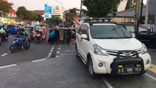Potret trotoar Jatinegara yang dikuasai PKL dan parkir liar