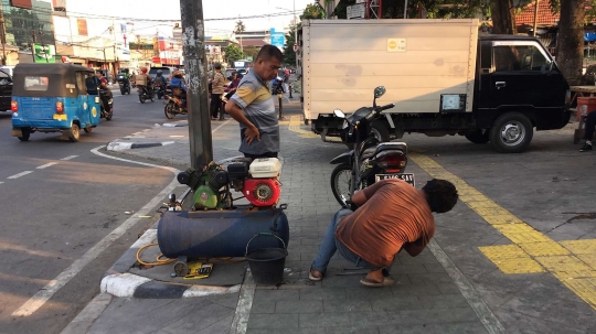 Potret trotoar Jatinegara yang dikuasai PKL dan parkir liar